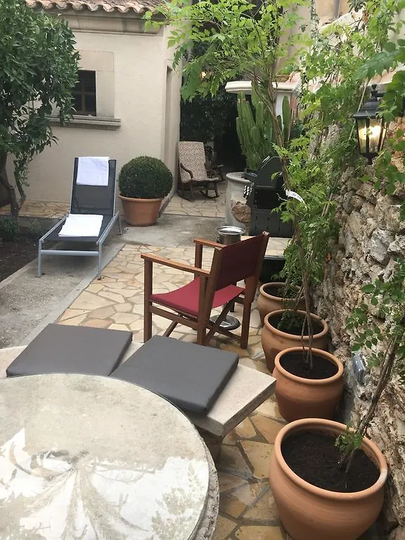 Apartment Stadthaus Mitten Im Kuenstlerviertel Von Arta Mit Zwei Wohnungen