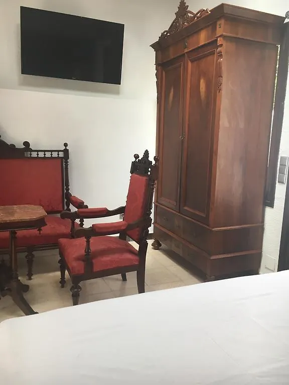 Stadthaus Mitten Im Kuenstlerviertel Von Arta Mit Zwei Wohnungen Διαμέρισμα