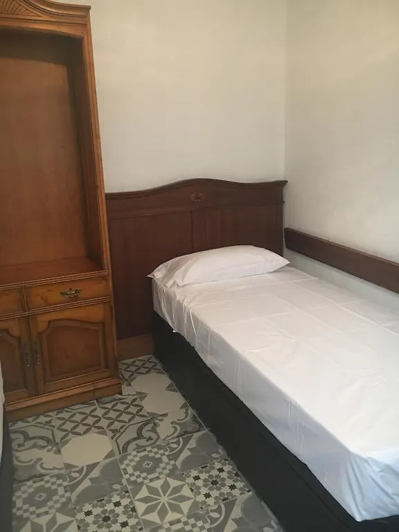 Stadthaus Mitten Im Kuenstlerviertel Von Arta Mit Zwei Wohnungen شقة
