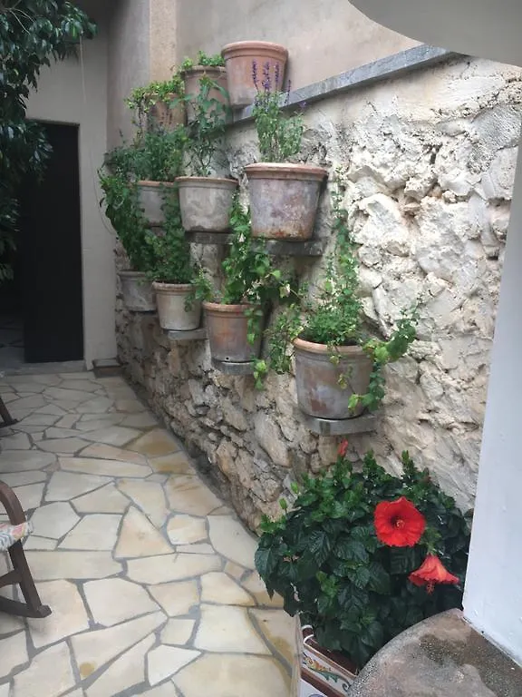 Stadthaus Mitten Im Kuenstlerviertel Von Arta Mit Zwei Wohnungen Διαμέρισμα
