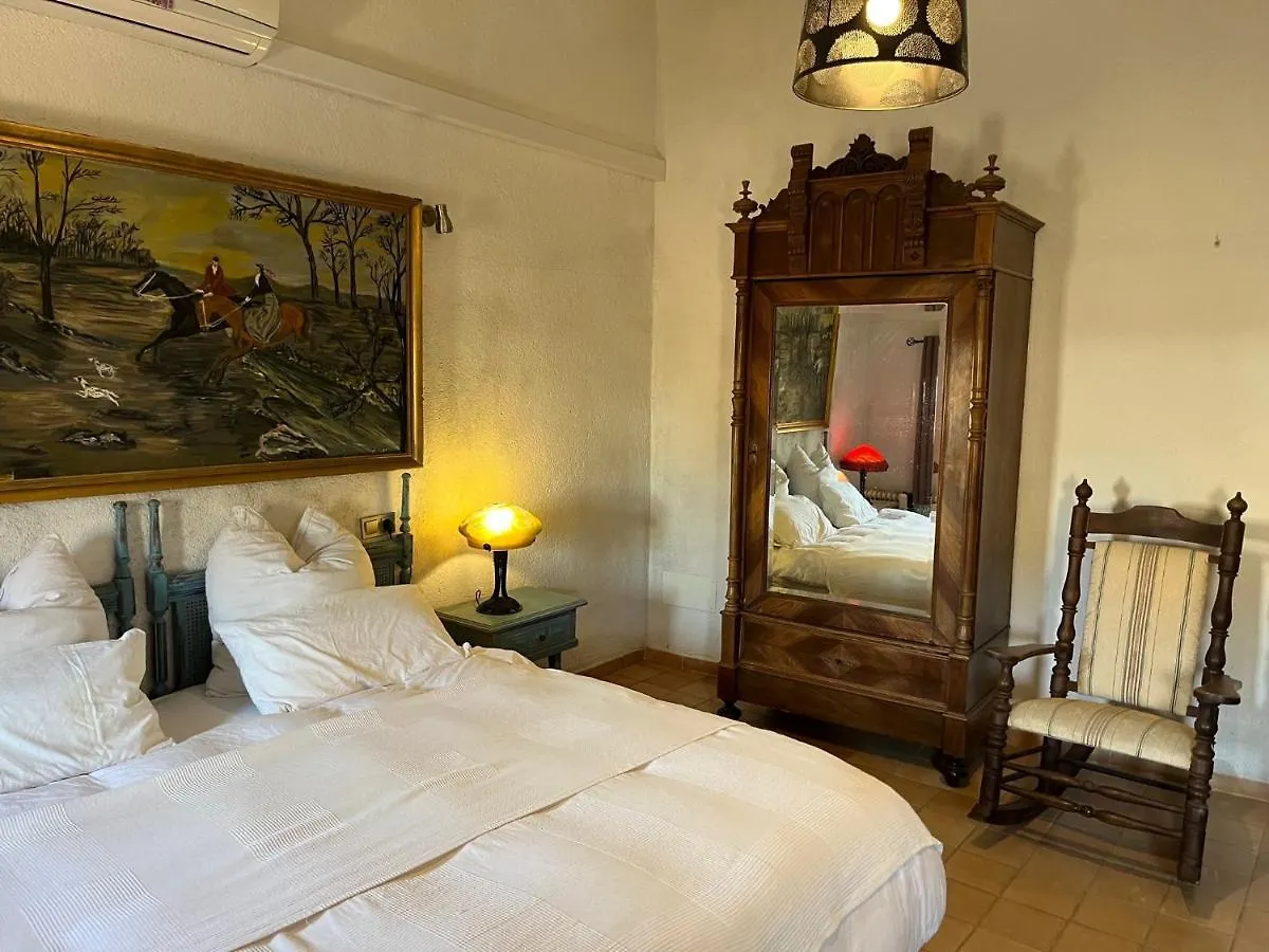 Apartment Stadthaus Mitten Im Kuenstlerviertel Von Arta Mit Zwei Wohnungen