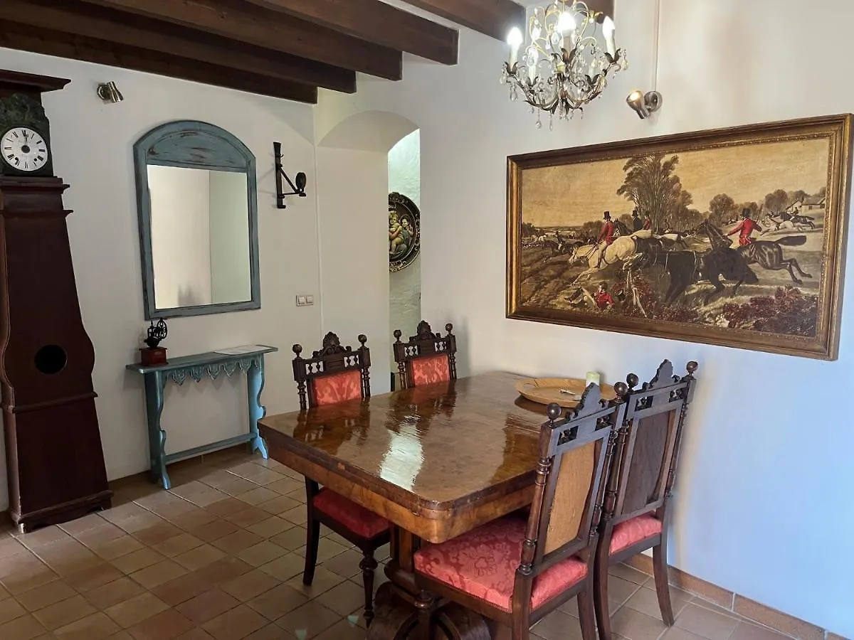 Stadthaus Mitten Im Kuenstlerviertel Von Arta Mit Zwei Wohnungen Apartment