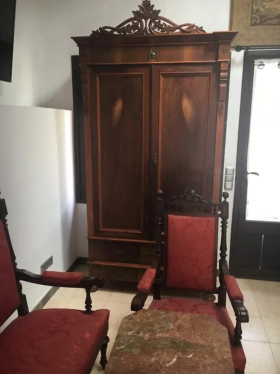 Stadthaus Mitten Im Kuenstlerviertel Von Arta Mit Zwei Wohnungen 0*,