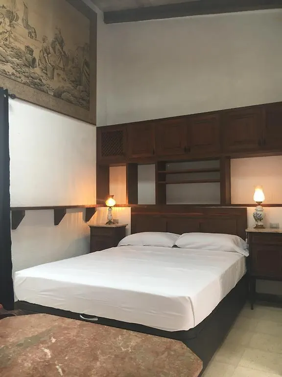 Stadthaus Mitten Im Kuenstlerviertel Von Arta Mit Zwei Wohnungen Apartment