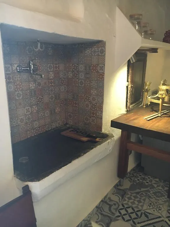 Stadthaus Mitten Im Kuenstlerviertel Von Arta Mit Zwei Wohnungen Apartment