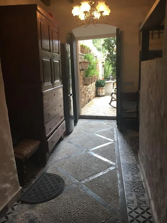 Stadthaus Mitten Im Kuenstlerviertel Von Arta Mit Zwei Wohnungen