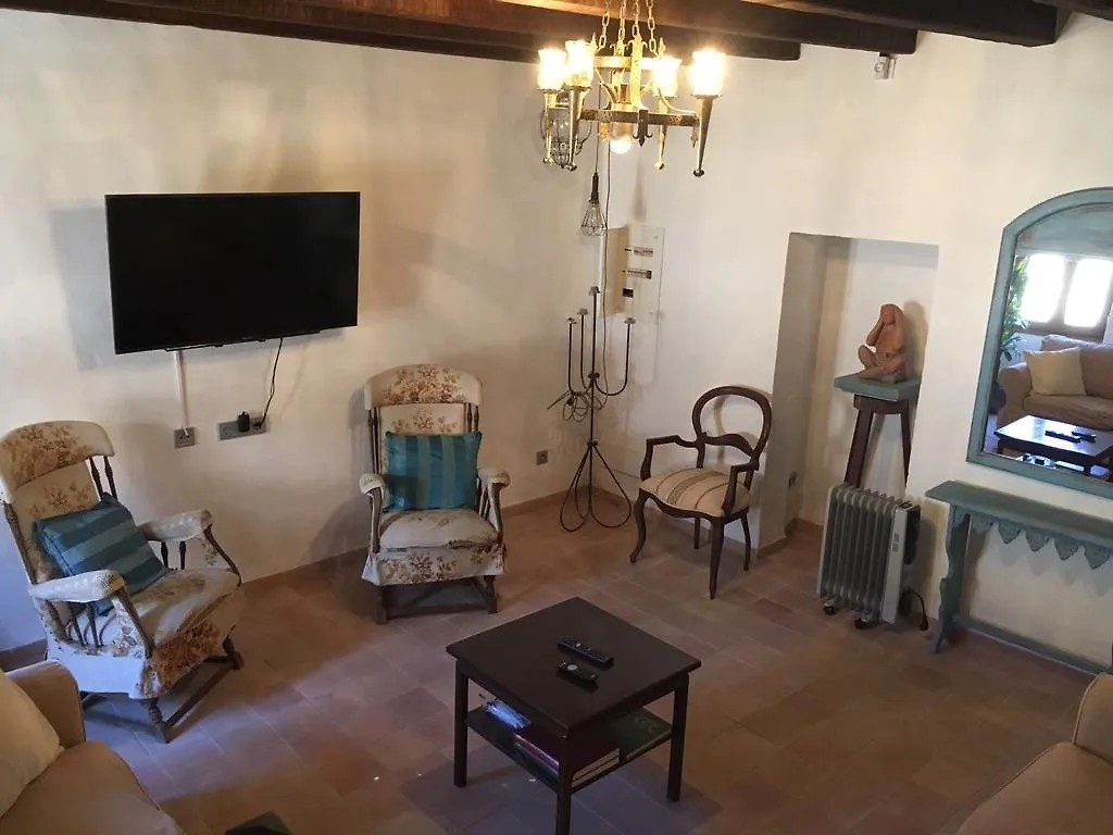 Stadthaus Mitten Im Kuenstlerviertel Von Arta Mit Zwei Wohnungen Apartment