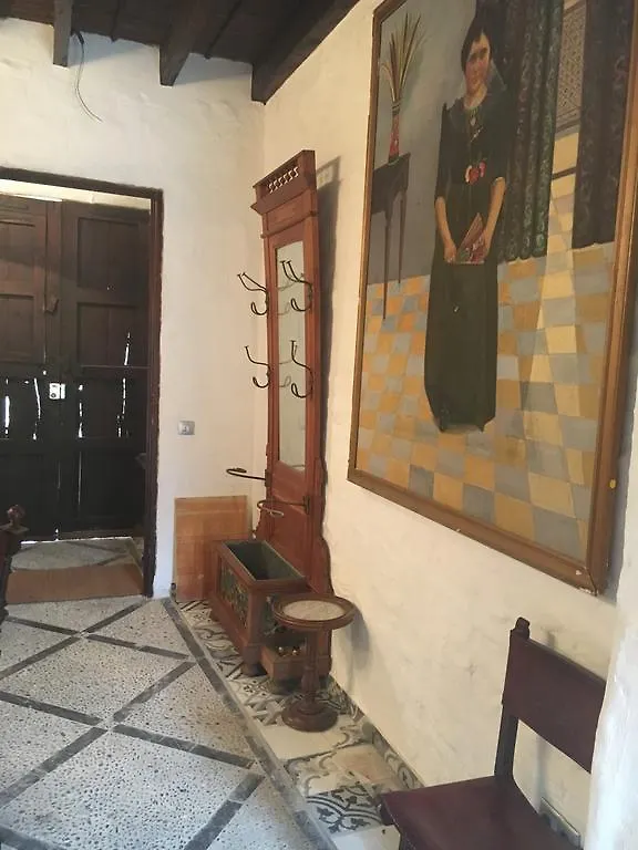 Stadthaus Mitten Im Kuenstlerviertel Von Arta Mit Zwei Wohnungen